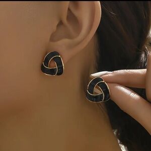 🖤Gold Tone Black enamel Geometric Triangle Stud earrings